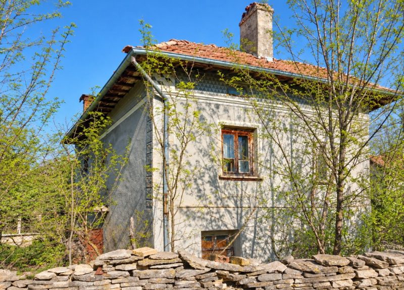 Maison de 150 m² à rénover, terrain de 1560 m², à 10 km de Pavlikeni et à 20 km de Polski Trambesh. — photo 2