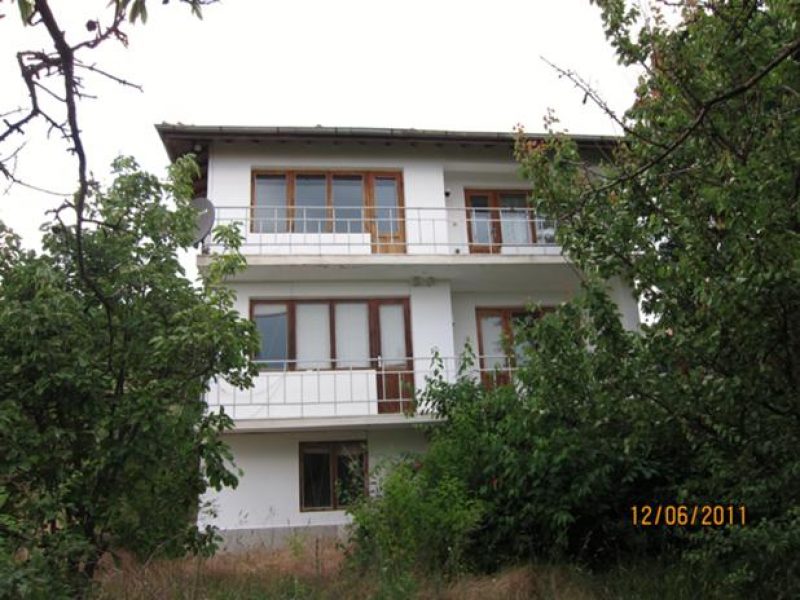 дом 110 кв.м., 7 комнаты, 2 ванные, сад 440 кв.м., на 1 км. от пляж — фото 1