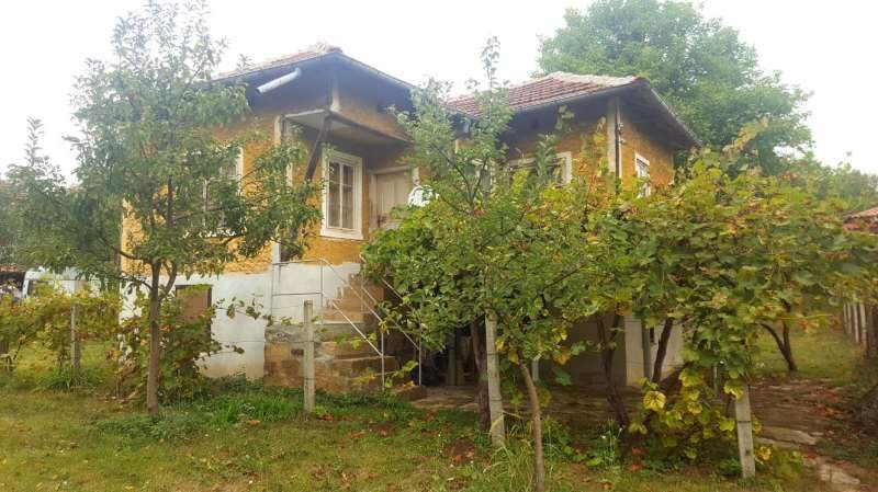 Хороший сельский дом с 1000 кв.м. сад в живописной деревне в Софии