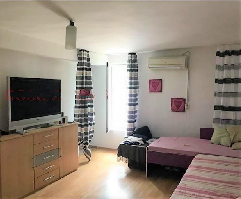 2 дома, 950 кв.м., большая деревня, 11 км до Чирпана
