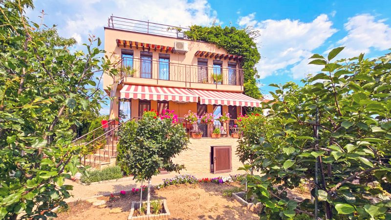 Maison meublée de 330 m², vue mer, dans la station balnéaire de St Vlas, à 500 m de la mer
