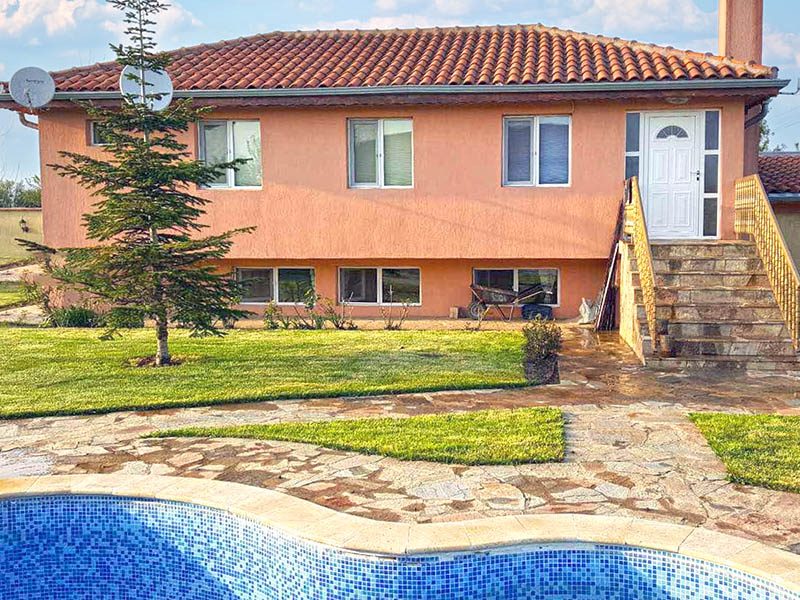 Меблированный дом 150 кв.м., земельный участок 640 кв.м., 2 км до моря.