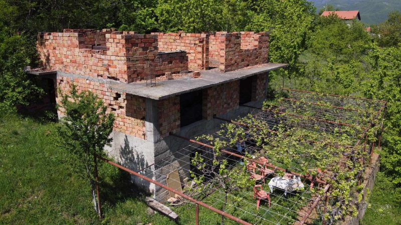 Дом под отделку с собственным двором площадью 1600 м2 в живописном горном районе в 75 км от Софии