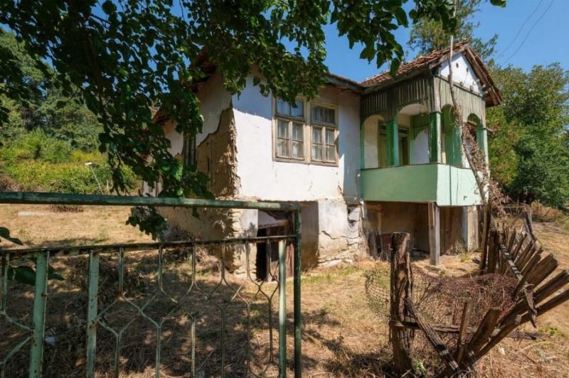 Propriété pittoresque avec bâtiments supplémentaires et cour privée de 2726 m2 avec rivière et lac à proximité, à 45 km de Vidin