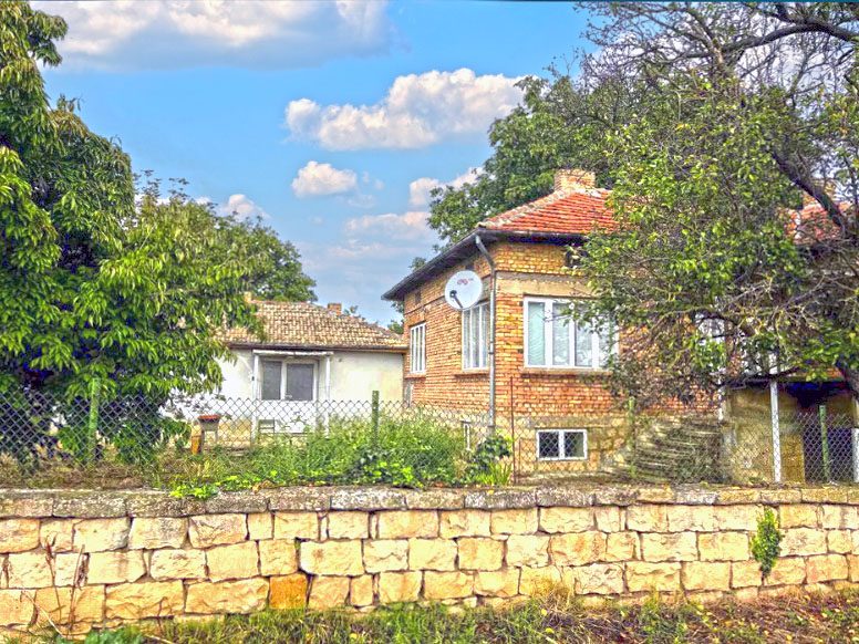 230 кв.м. 2-этажный дом, 2300 кв.м. земли, привилегированная деревня, 55 км до моря