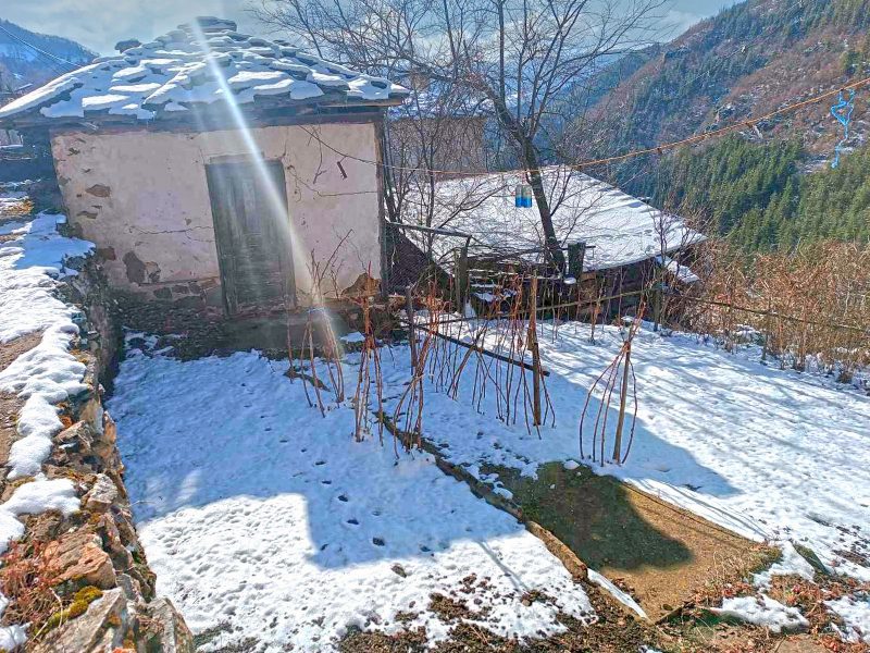 Maison en pierre de 102 m² sur 2 étages, terrain de 603 m², vue magnifique, montagne Rhodopes, à 25 km de la ville de Smolyan