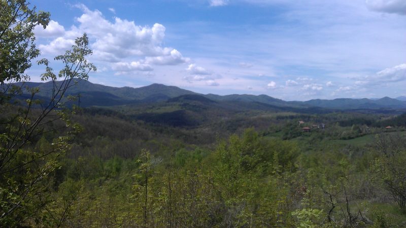 Terrain à bâtir de 750 m² dans un village de montagne pittoresque à 1 heure de la ville de Sofia