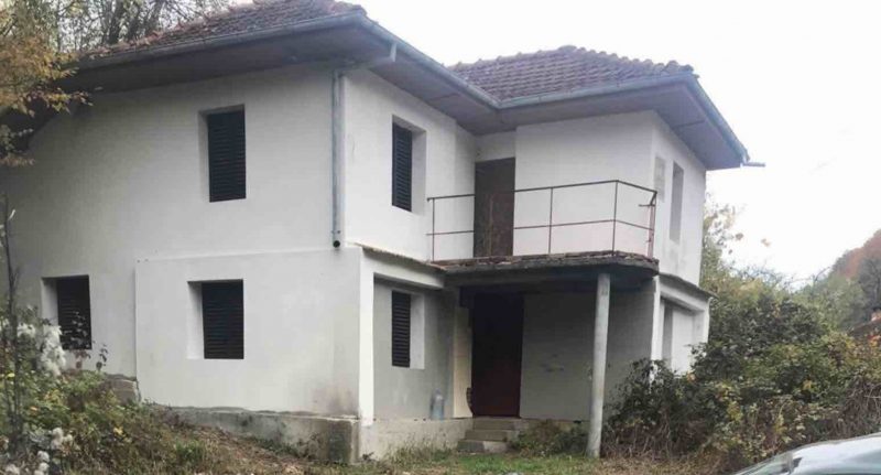 Une maison rénovée de 72 m2 et un jardin de 1758 m2 située à proximité de la célèbre station balnéaire d'Apriltsi