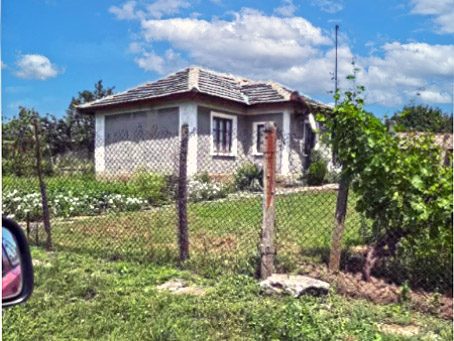 Дом площадью 80 кв. м с 3 спальнями, участок 2100 кв. м, требуется ремонт, рекомендуемая деревня, 45 км до моря