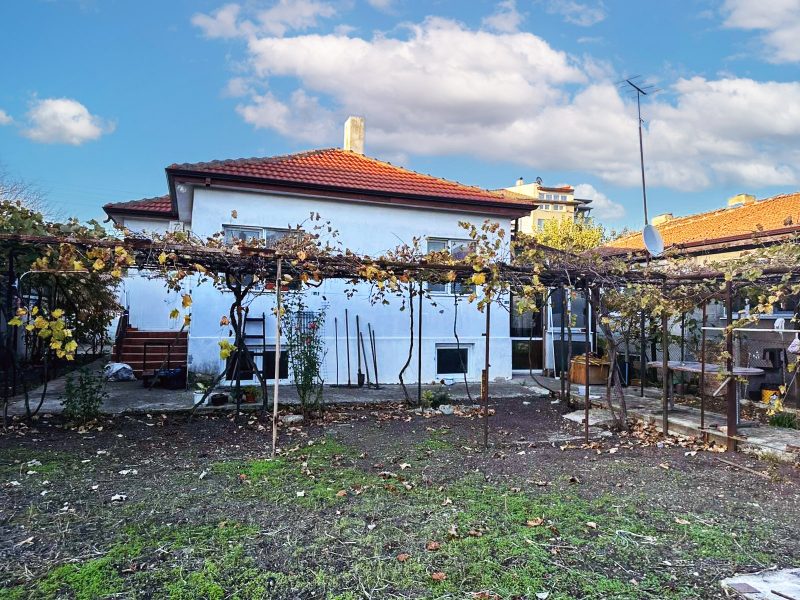 Дом площадью 100 кв.м., участок 506 кв.м., в городе Каварна, 2 км от моря