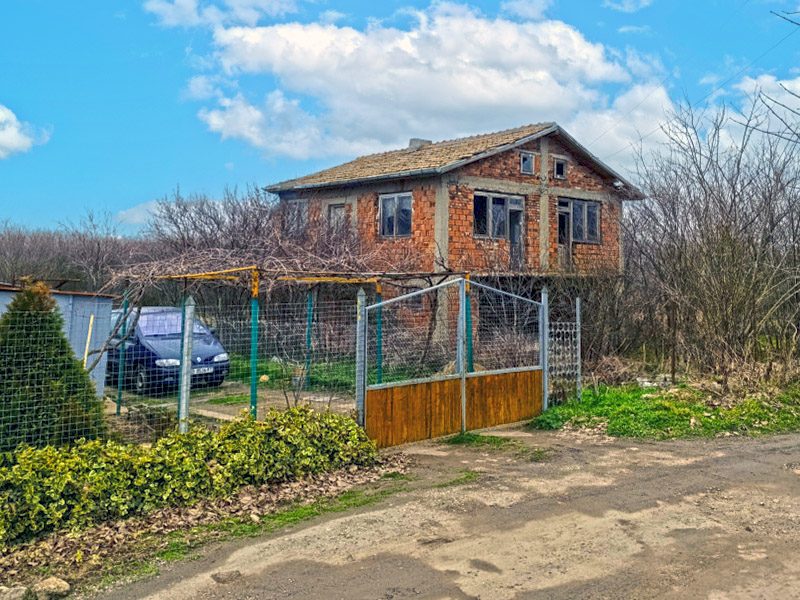 Дом площадью 145 кв.м с 3 спальнями, земельный участок 1200 кв.м, 30 км до моря.
