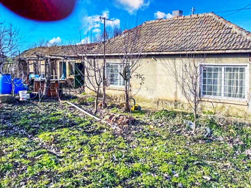 Дом площадью 100 кв.м с 3 спальнями, участок 2000 кв.м, 5 км до города Валчидол, 57 км до моря.