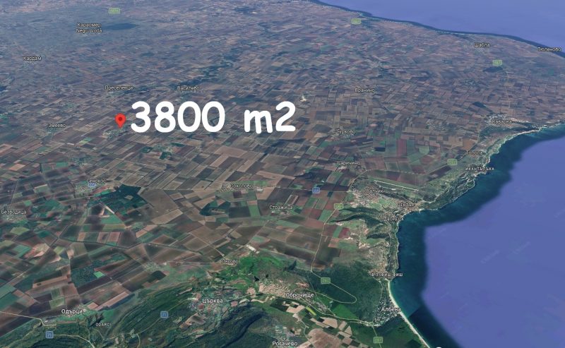 Terrain constructible de 3800 m², eau et électricité, village recherché, à 25 km de la mer