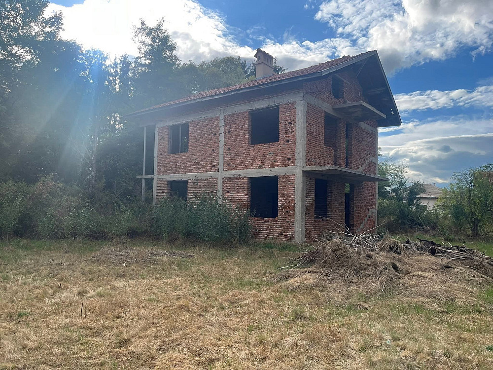 Maison à rénover sur un terrain viabilisé – Proche des stations de ski de Samokov et Borovets