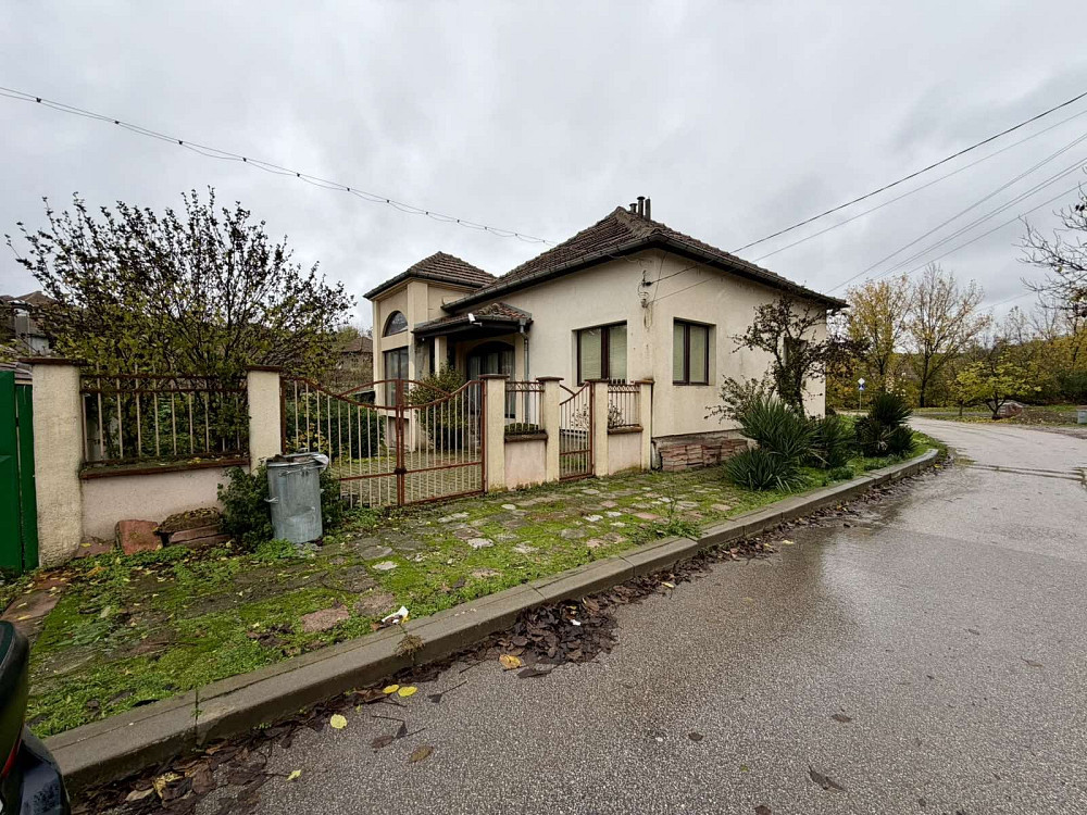 Spacious Residential House with Garden and Outbuildings in the Town of Iskar