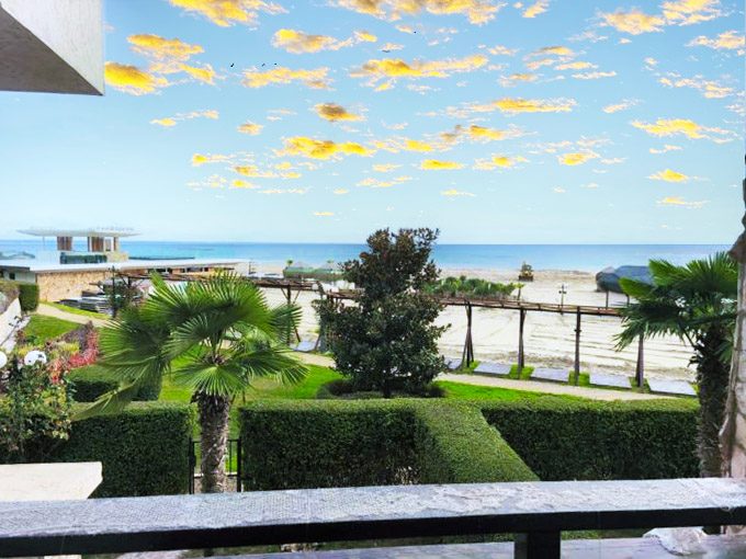 Меблированная двухкомнатная квартира площадью 88 кв.м с видом на море, в 50 м от пляжа.