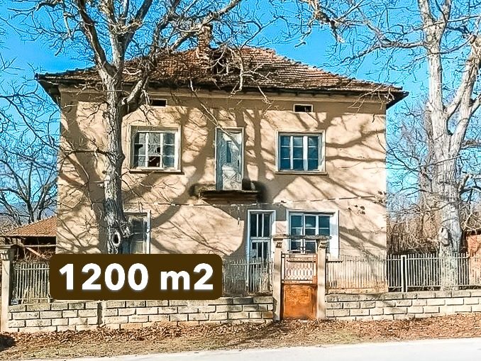 Maison de 180 m², terrain de 1200 m², en ville,