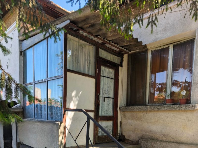 Дом площадью 90 кв.м, участок земли 460 кв.м, 40 км до моря.