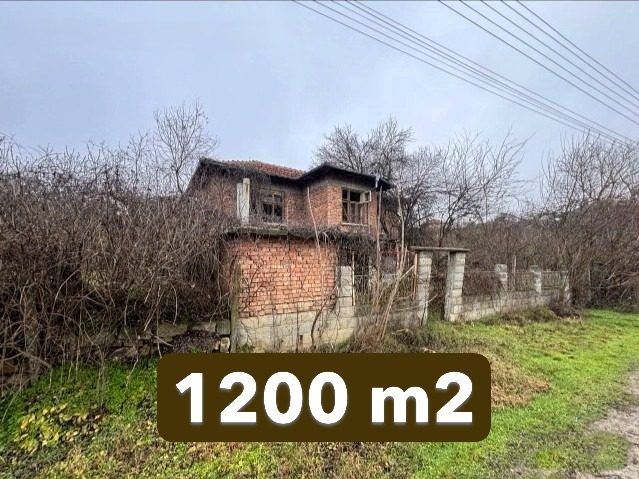 Дом площадью 100 кв.м., требующий ремонта, земельный участок 1200 кв.м., 5 км до города Далгополь.