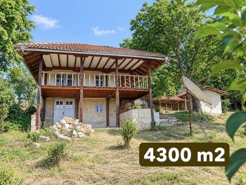 Maison de caractère de 3 chambres, terrain de 4300 m², à 14 km de Razgrad, Kaufland et Lidl