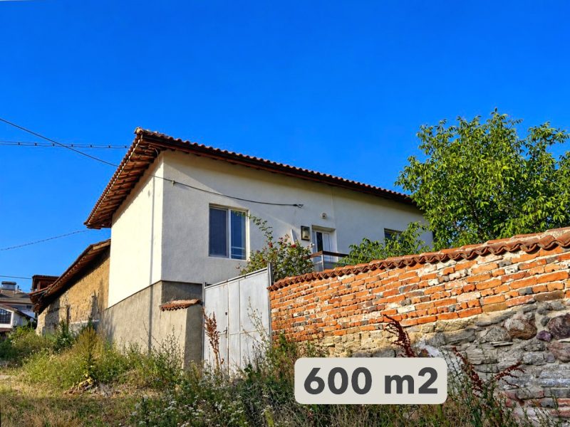 Дом площадью 85 кв.м, 3 спальни, новая крыша, участок 600 кв.м, горная местность, 7 км до города Панагиуриште.