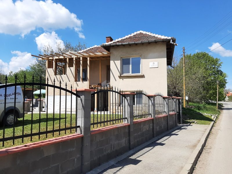 Maison de campagne meublée de deux étages avec piscine et grand jardin, à 45 km de Vratsa