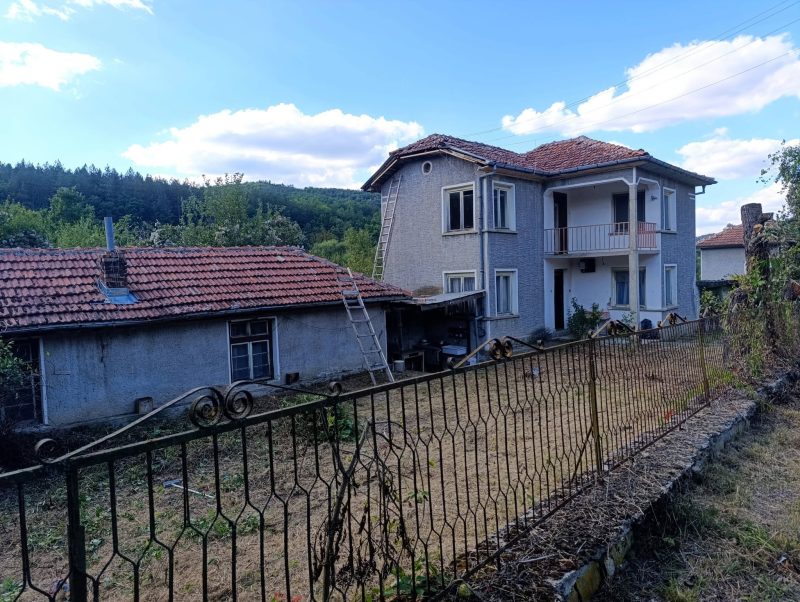Maison à deux étages avec annexe, garage et terrain de 3 100 m², région de Gabrovo
