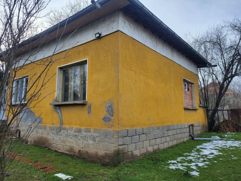 Отремонтированный двухкомнатный дом с новой крышей и ванной комнатой, регион Враца.
