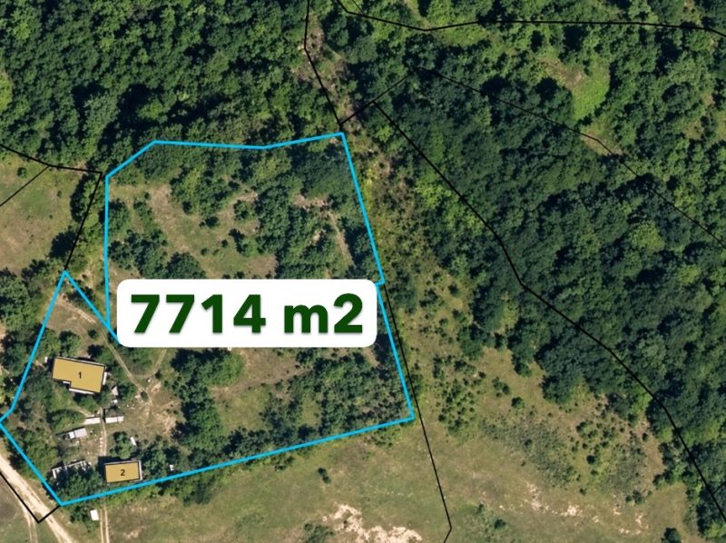 Deux maisons de 140 m² chacune, terrain de 7714 m², région montagneuse