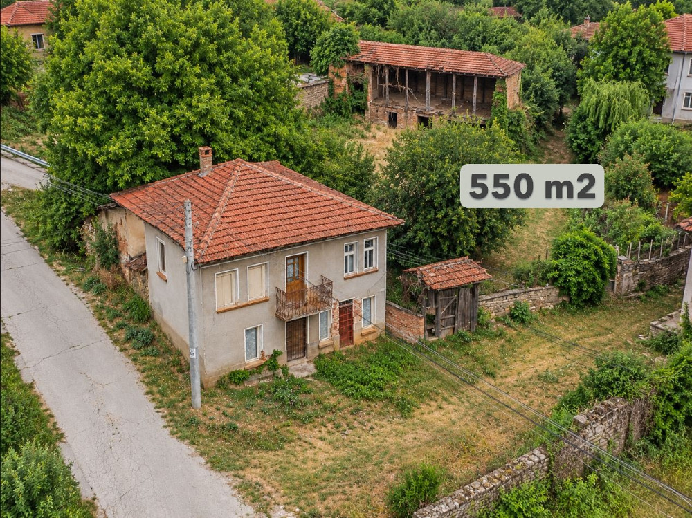 Дом 90 кв.м, участок 550 кв.м, 12 км до города Ловеч.