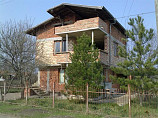 solide maison de 3 étages, 2 000 m² terres, à 35 km de Bourgas