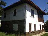 maison de 100 m², 3 chambres, salle de bains, terrain de 760 m², à 18 km. de Popovo