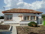 maison 3 chambres, salle de bains, sous-sol, terrain 2700 m², 12 km. de Dobrich