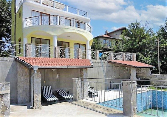 Maison de 224 m2, piscine, grand garage, banlieue de Varna, magnifique vue mer dégagée