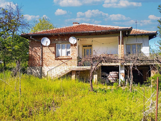 Дом площадью 98 кв.м. с 3 спальнями, участок 1630 кв.м., в 30 км от Варны и моря.