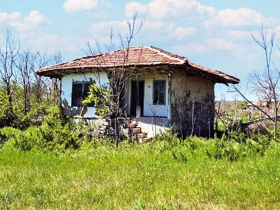 Дом 90 кв.м. под реконструкцию, участок 2400 кв.м., 12 км до города Провадия, LIDL