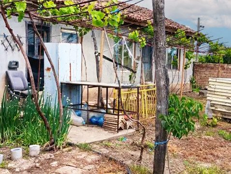Дом площадью 80 кв. м под реконструкцию, участок 5200 кв. м, 36 км до города Генерал Тошево
