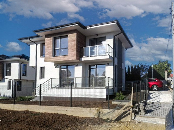 Maison neuve de 138 m² sur deux étages, située dans un quartier recherché de Varna, avec vue sur la mer et à 1 km de la plage.