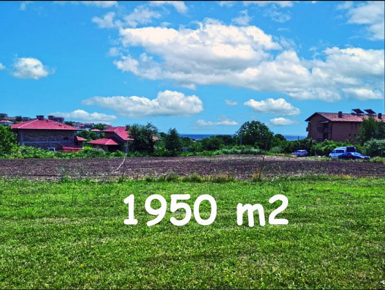Terrain constructible de 1950 m², raccordé à l'eau et à l'électricité, vue mer, à 1 km de la plage