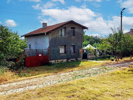 Дом площадью 160 кв.м, 3 спальни, 2 ванные комнаты, участок 1600 кв.м, большой поселок, 8 км до города Кубрат.