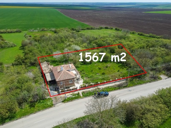 Дом с 3 спальнями, участок 1567 кв.м, отремонтирован, Варненский регион.