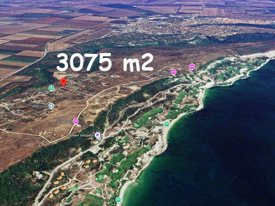 Terrain constructible de 3075 m², avec permis de construire et approbation du projet, eau courante et source d'eau privée sur le terrain, électricité en bordure de terrain, vue sur mer
