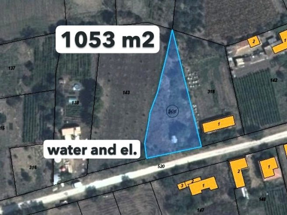 Terrain constructible de 1053 m² avec eau et électricité, à 20 km de la mer