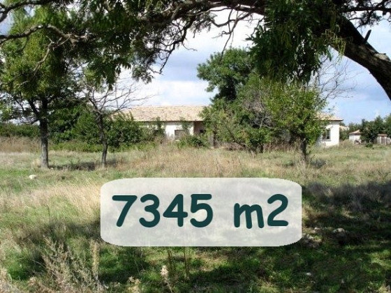 Здание площадью 269 кв.м, земельный участок 7345 кв.м, престижный поселок, 1 км до моря.