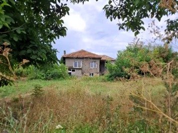 Дом 100 кв.м, участок 750 кв.м, благоустроенная деревня, 7 км до города Разград.