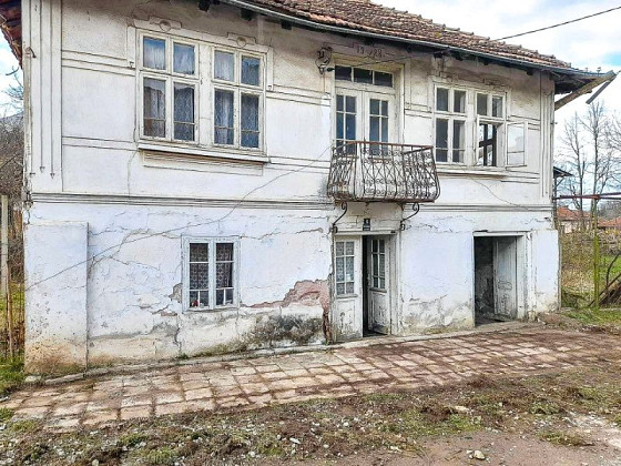 Двухэтажный недорогой горный дом в Долни-Ломе, Видинский регион.
