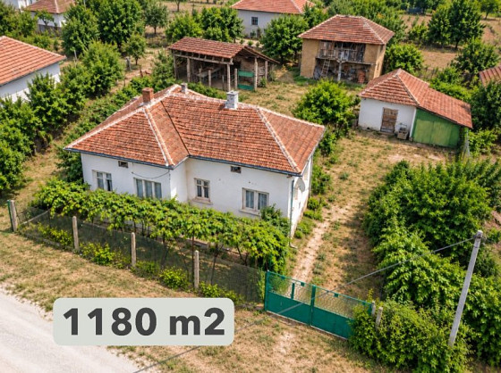 Дом с 3 спальнями, участок 1180 кв.м, 150 км до Софии.