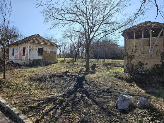 Сельский дом с сараем и двором площадью 1200 м² недалеко от Белоградчикских скал.