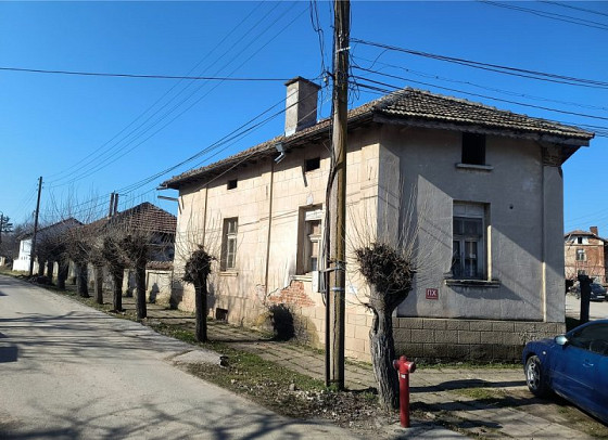 Старинный загородный дом с пристройкой, сараем и земельным участком площадью 1200 м², в 40 км к северу от Врацы.