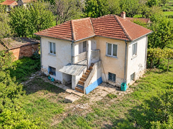 Старинный загородный дом с тремя спальнями и садом, в 45 км от Врацы.